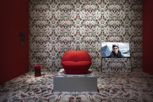 Moooi- A Life Extraordinary -Kissing-Booth