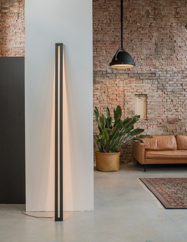 Jacco Maris_framed_FR.225.FL.CS_leaning floor lamp coated bare steel