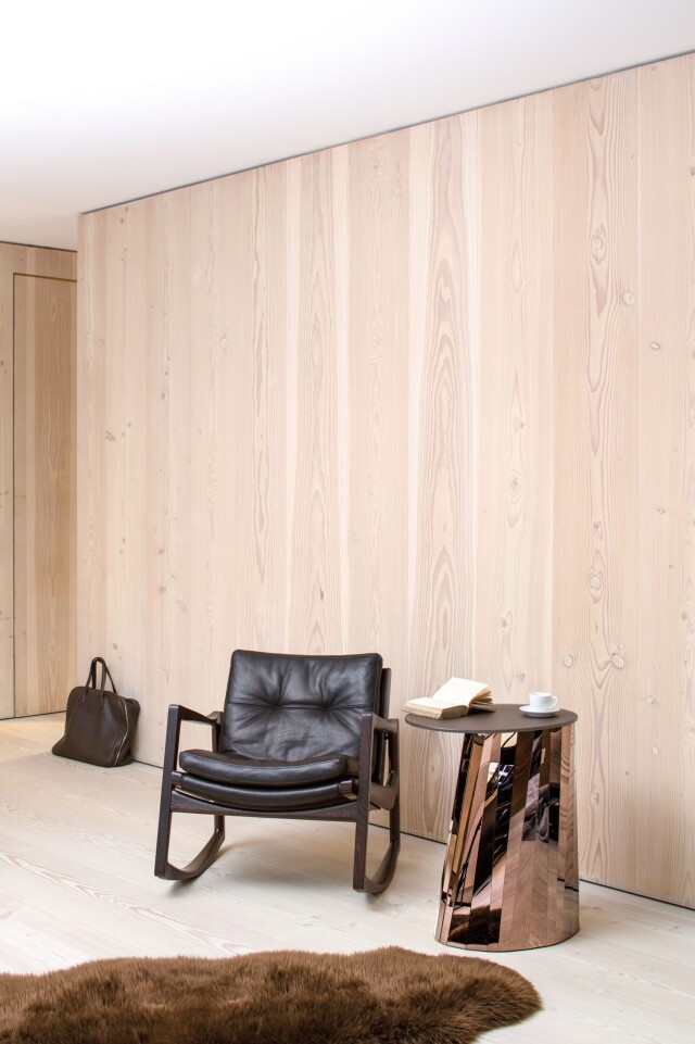 ClassiCon-euvira-rocking-chair-pli-side-table-high-cut-photo-hassos