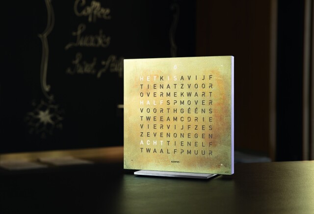 QLOCKTWO_TOUCH_CE_SILVER_GOLD_ambiente_NL_print